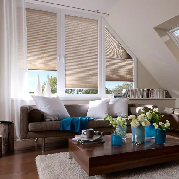 Beige Plissees im Wohnzimmer unter dem Dach