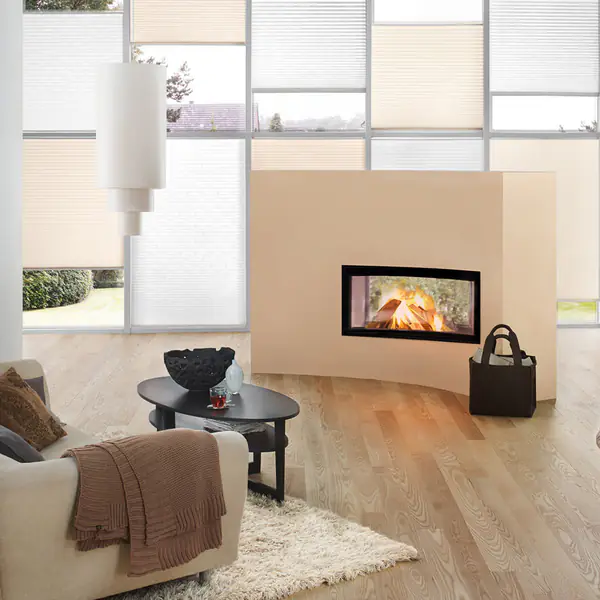 Helle Plissees im Wohnzimmer mit Kamin