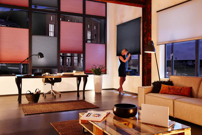 Rote, graue und dunkle Wabenplissees im Loft am Abend