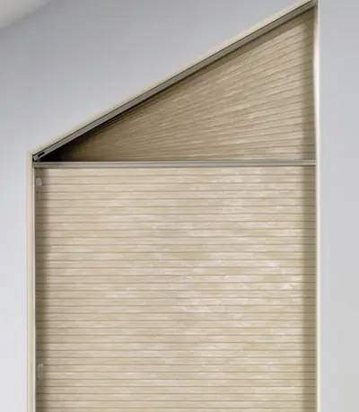 Wabenplissee an einem Fenster mit Dachschräge im Badezimmer