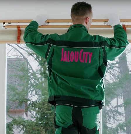 JalouCity Mitarbeiter montiert eine Jalousie