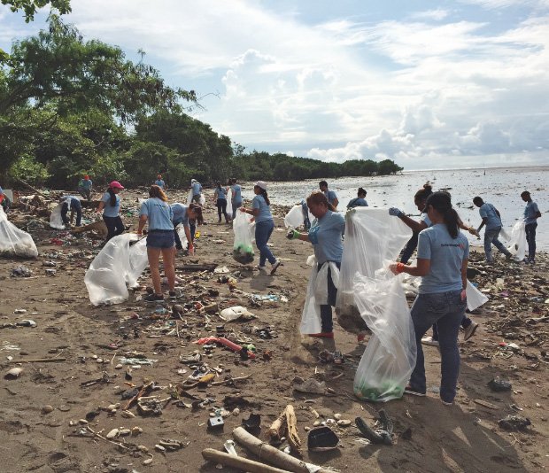 Müll und Plastik sammeln am Strand