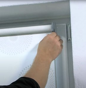Auf Fensterrahmen Montage